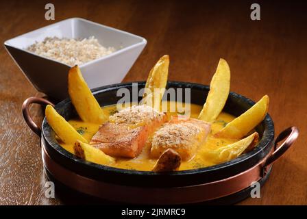 Saumon en sauce aux fruits de la passion avec pommes de terre. Gastronomie. Banque D'Images