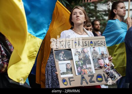 Gdansk, Pologne. 24th août 2022. Gdansk, Pologne 25 août. 2022 le réfugié de guerre ukrainien tenant une bannière qui parle sauver les prisonniers d'Azov pendant la fête de l'indépendance de l'Ukraine est vu à Gdansk, Pologne le 24 août 2022 24 août d'août est un jour spécial cette année parce qu'exactement 6 mois passent ce jour-là pour l'attaque barbare de la Russie de Poutine contre l'Ukraine. Credit: Vadim Pacajev/Alay Live News Banque D'Images