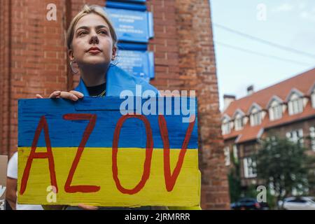 Gdansk, Pologne. 24th août 2022. Gdansk, Pologne 25 août. 2022 la bannière de la tenue de réfugiés de guerre ukrainiens qui parle Azov pendant les célébrations du jour de l'indépendance de l'Ukraine est vu à Gdansk, Pologne le 24 août 2022 24 août d'août est un jour spécial cette année parce qu'exactement 6 mois passent ce jour-là pour l'attaque barbare de la Russie de Poutine contre l'Ukraine. Credit: Vadim Pacajev/Alay Live News Banque D'Images