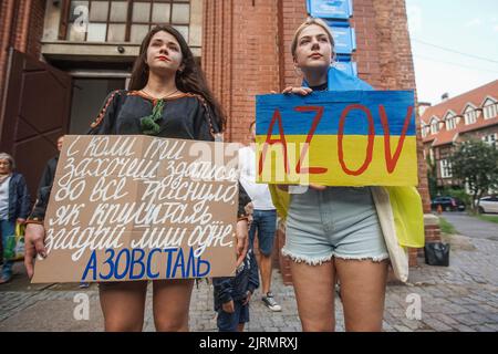 Gdansk, Pologne. 24th août 2022. Gdansk, Pologne 25 août. 2022 la bannière de la tenue de réfugiés de guerre ukrainiens qui parle Azov pendant les célébrations du jour de l'indépendance de l'Ukraine est vu à Gdansk, Pologne le 24 août 2022 24 août d'août est un jour spécial cette année parce qu'exactement 6 mois passent ce jour-là pour l'attaque barbare de la Russie de Poutine contre l'Ukraine. Credit: Vadim Pacajev/Alay Live News Banque D'Images