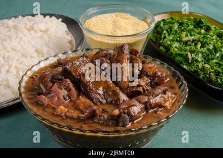 Feijoada, un plat brésilien très populaire à base de haricots noirs et de porc. Banque D'Images
