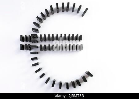 Symbole de devise européenne en carreaux Domino noirs sur fond blanc. Vue de dessus, isolée. Banque D'Images