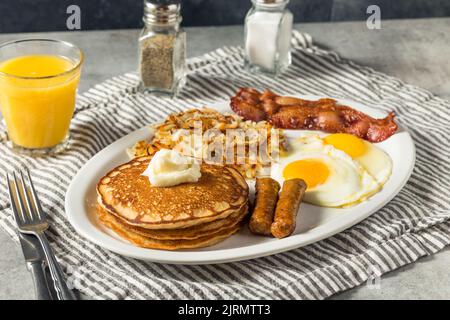 Petit-déjeuner américain à crêpes maison complet brunch avec œufs bacon et Hashbrowns Banque D'Images