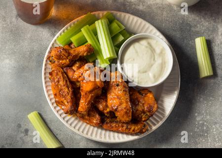 Ailes de poulet épicées au Buffalo maison avec céleri et fromage bleu Banque D'Images