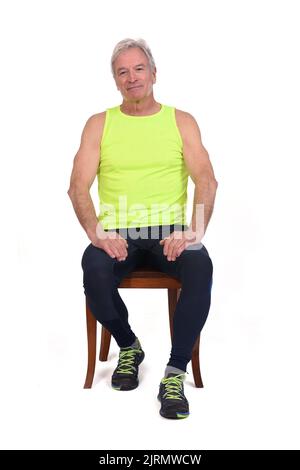 vue de face d'un homme en collants de sport et chaise longue sans manches jaune fluorescent sur fond blanc Banque D'Images