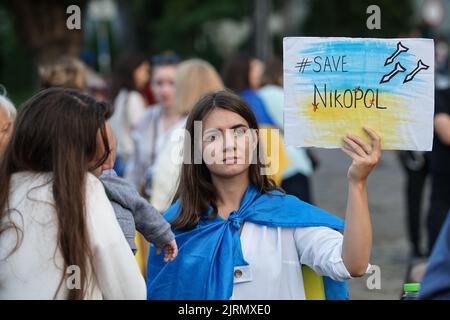 Gdansk, Pologne 25 août. 2022 la bannière de la tenue des réfugiés de guerre d'Ukraine qui parle de sauver Nikopol pendant la fête de l'indépendance de l'Ukraine est vu à Gdansk, Pologne le 24 août 2022 24 août d'août est un jour spécial cette année parce qu'exactement 6 mois passent ce jour-là pour l'attaque barbare de la Russie de Poutine contre l'Ukraine. (Photo de Vadim Pacajev / Sipa USA) Banque D'Images