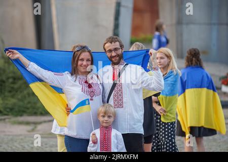 Gdansk, Pologne 25 août. 2022 réfugiés ukrainiens de guerre qui vivent dans la ville et des citoyens de Gdansk brandisant des drapeaux ukrainiens et portant des broderies ukrainiennes traditionnelles (vyshyvka) rassemblées pour célébrer le jour de l'indépendance de l'Ukraine sont vus à Gdansk, Pologne le 24 août 2022 24 août d'août est un jour spécial cette année parce qu'exactement 6 mois passent ce jour-là pour l'attaque barbare de la Russie de Poutine contre l'Ukraine. (Photo de Vadim Pacajev / Sipa USA) Banque D'Images