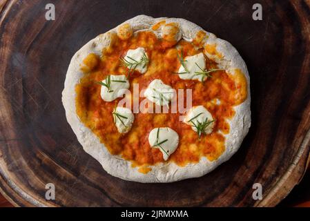 Pizza. Fromage de chèvre maison et pizza au romarin sur bois. Banque D'Images