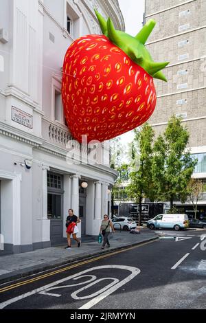 Londres, Royaume-Uni. 25 août 2022. «Tiger, Journey, Love», une nouvelle installation de l'artiste coréen Choi Jeong Hwa, est exposée sur toute la façade du bâtiment du Théâtre Coronet à Notting Hill. L’œuvre ouvre la nouvelle saison ‘Tiger is Coming’, une série d’événements d’un mois mettant en vedette le meilleur de l’art contemporain, de la danse, du théâtre et de la musique de la Corée au Coronet Theatre, du 26 août au 1 octobre 2022. Credit: Stephen Chung / Alamy Live News Banque D'Images