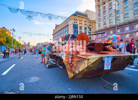 KIEV, UKRAINE - 23 AOÛT 2022 : l'avenue Khreshchatyk surpeuplée pendant l'exposition d'équipements militaires russes détruits, sur 24 août à Kiev, Banque D'Images