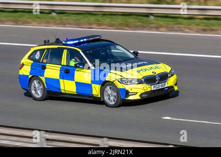 Opérations TAC, division opérations tactiques du Lancashire. UK police circulation automobile, transport, moderne, BMW berline voitures clignotant bleu feux, arrêt de la circulation sur l'autoroute M6 3 voies. Banque D'Images