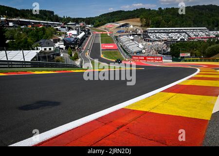 L'illustration montre le raidillon pendant les préparatifs avant la course du Grand Prix de Belgique de Formule 1 Spa-Francorchamps de ce week-end, à Spa-Francorchamps, le jeudi 25 août 2022. BELGA PHOTO DIRK WAEM Banque D'Images