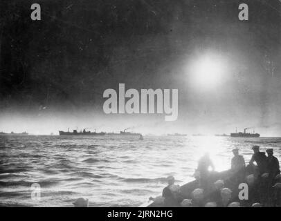 Une photo vintage vers 1942 montrant un convoi de navires marchands traversant l'océan Atlantique pendant la deuxième guerre mondiale Banque D'Images