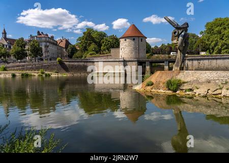 Skulptur le Minotaure und der Wachturm Tour de la Pelote am Fluss Doubs und die Zitadelle aus der Luft gesehen, Besançon, Bourgogne-Franche-Comté, FRA Banque D'Images