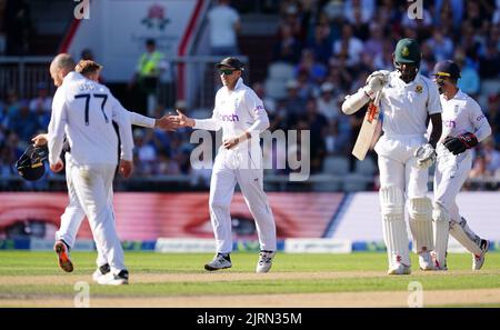 Joe Root (au centre), en Angleterre, célèbre la prise de la Rabada Kagiso d'Afrique du Sud lors du premier jour du deuxième test LV= Insurance à Emirates Old Trafford, Manchester. Date de la photo: Jeudi 25 août 2022. Banque D'Images