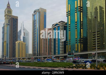 Dubaï, Émirats arabes Unis : grands bâtiments et voitures rapides le long de Sheikh Zayed Road, la plus longue autoroute de la ville urbaine et de tous les émirats. Banque D'Images