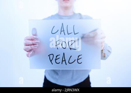 Affiche Call for Peace. Photo conceptuelle faire des votes à un monde paisible être calmé détendu ne combattez pas l'homme avec le téléphone portable Affichage numérique Banque D'Images