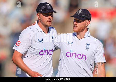 Ben Stokes, d'Angleterre, félicite Ollie Robinson, d'Angleterre, pour son bowling à la fin des premières victoires de l'Afrique du Sud Banque D'Images