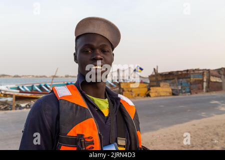 Dakar, Sénégal - 28 janvier 2019 : heureux homme africain souriant. Travailleur de rue à Dakar Banque D'Images