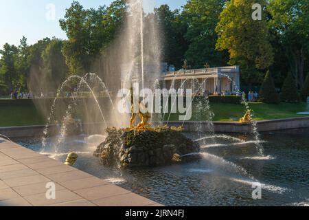 RUSSIE, PETERSBOURG - 19 AOÛT 2022 : fountain petersburg Palace russie peterhof grand St voyage en cascade, pour le bleu russe pour l'or et le ciel d'europe Banque D'Images