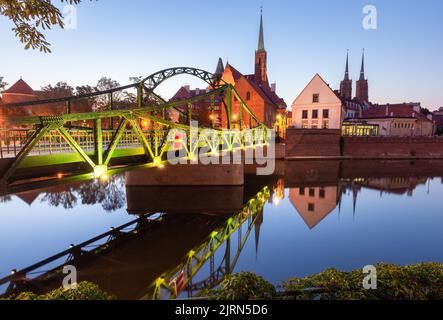Pont de fer vert à l'île de Tumsky dans l'éclairage de nuit en début de matinée. Wroclaw. Pologne. Banque D'Images