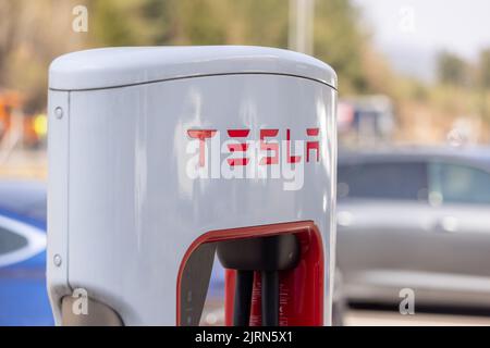 Slovénie, Ljubljana - 26 mars 2022 : charge de Tesla de voiture électrique à la station de compresseur de suralimentation Banque D'Images