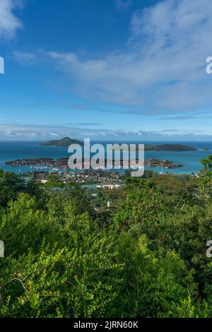 Une photo verticale de l'île Eden entourée d'eau et d'arbres luxuriants Banque D'Images