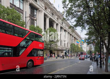 La façade avant du grand magasin Selfridges le jour de l'été, Oxford Street, West End of London, Angleterre, Royaume-Uni Banque D'Images