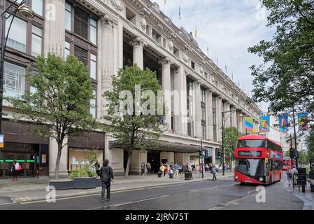 La façade avant du grand magasin Selfridges le jour de l'été, Oxford Street, West End of London, Angleterre, Royaume-Uni Banque D'Images