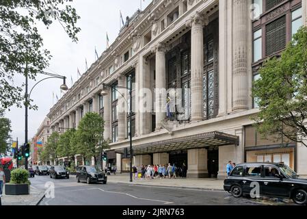 La façade avant du grand magasin Selfridges le jour de l'été, Oxford Street, West End of London, Angleterre, Royaume-Uni Banque D'Images