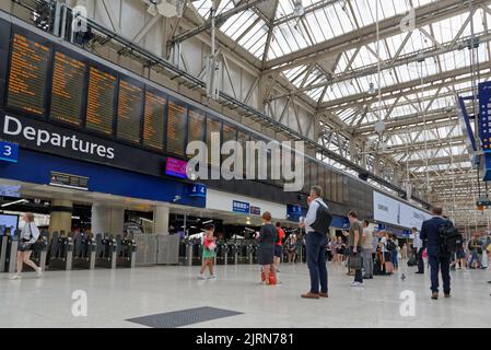Vue à angle bas du hall de la gare principale de Waterloo avec les passagers en attente regardant le panneau de départ, Londres Angleterre Royaume-Uni Banque D'Images