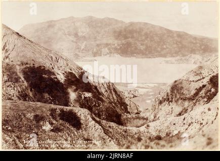 Lac Rotomahana et Mt. Tarawera, fin du XIXe siècle, Dunedin, par Muir & Moodie. Banque D'Images