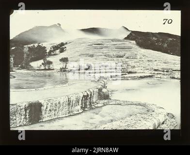 Éruption du mont Tarawera : la terrasse blanche, Rotomahana, vers 1885, Dunedin, par Burton Brothers, Alfred Burton. Don de J Hector, 1951. Banque D'Images