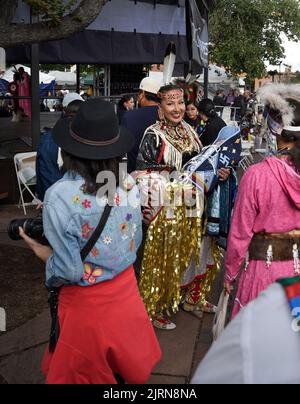 Joey Little Sky se prépare à participer au concours de vêtements amérindiens au marché indien de Santa Fe au Nouveau-Mexique (voir renseignements supplémentaires). Banque D'Images