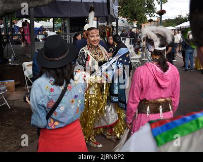 Joey Little Sky se prépare à participer au concours de vêtements amérindiens au marché indien de Santa Fe au Nouveau-Mexique (voir renseignements supplémentaires). Banque D'Images