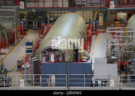 24 août 2022, Hambourg : les employés d'Airbus travaillent sur les A320 fuselages du hangar 260 sur le site d'Airbus dans le quartier Finkenwerder de la ville. Le constructeur d'avions Airbus cherche plus de 1 000 nouveaux employés pour l'accélération prévue de la production à la mi-2023 seulement. Photo: Marcus Brandt/dpa Banque D'Images