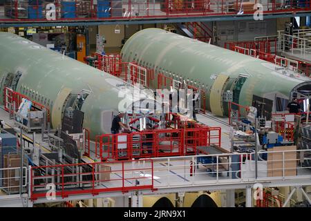 24 août 2022, Hambourg : les employés d'Airbus travaillent sur les A320 fuselages du hangar 260 sur le site d'Airbus dans le quartier Finkenwerder de la ville. Le constructeur d'avions Airbus cherche plus de 1 000 nouveaux employés pour l'accélération prévue de la production à la mi-2023 seulement. Photo: Marcus Brandt/dpa Banque D'Images