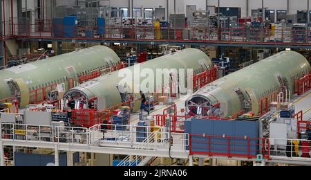 24 août 2022, Hambourg : les employés d'Airbus travaillent sur les A320 fuselages du hangar 260 sur le site d'Airbus dans le quartier Finkenwerder de la ville. Le constructeur d'avions Airbus cherche plus de 1 000 nouveaux employés pour l'accélération prévue de la production à la mi-2023 seulement. Photo: Marcus Brandt/dpa Banque D'Images