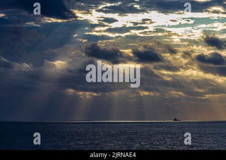 Un paysage de nuit agité dans la mer du Nord au large de la côte de Zeebrugge, Belgique Banque D'Images