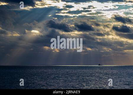 Un paysage de nuit agité dans la mer du Nord au large de la côte de Zeebrugge, Belgique Banque D'Images