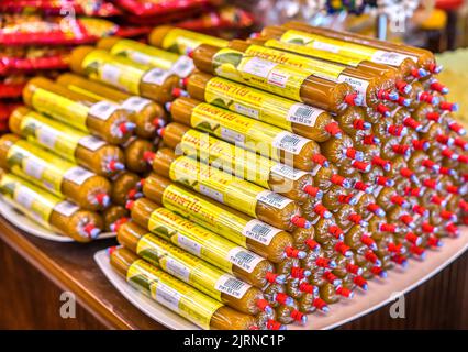 Pâte de durian à vendre dans un supermarché en Thaïlande. Banque D'Images