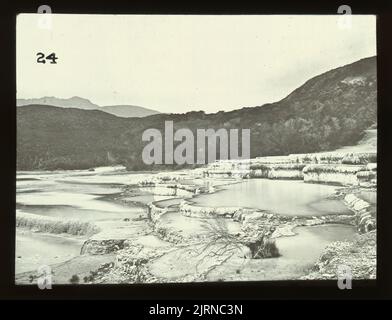 Éruption du mont Tarawera : terrasse blanche, vers 1886, Baie de l'abondance, fabricant inconnu. Don de J Hector, 1951. Banque D'Images