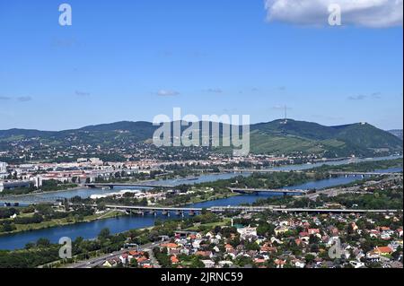 Ponts au-dessus du panorama urbain de Vienne sur le Danube Banque D'Images