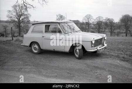 1958, historique, à l'extérieur de la campagne, à côté d'un champ, une voiture de l'époque Austin A40 Farina, garée, Angleterre, Royaume-Uni. Petite voiture moderne, avec une forme de « deux boîtes » et une tête à l'arrière, elle a été créée par le célèbre designer automobile italien Battista Farina, célèbre pour son travail avec Ferrari et l'Alfa Romeo Spider. Banque D'Images