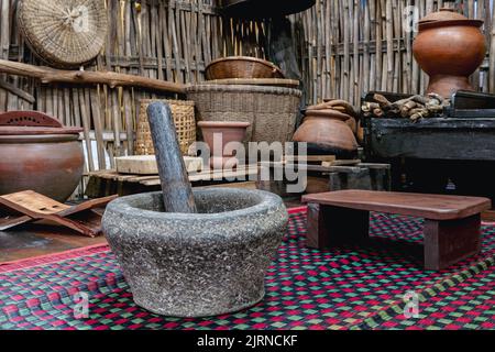 Variété et types d'ustensiles pour la cuisine simple des familles asiatiques dans le passé. Intérieur traditionnel asiatique et thaïlandais de style ancien. Cuisine ancienne Banque D'Images