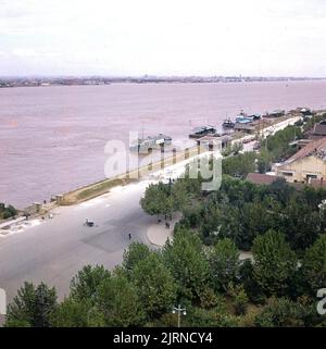 1960s, vue historique de cette époque, du fleuve Yangtze, à Wuhan, en Chine. La principale voie navigable du pays, le Yangtze, est la plus longue rivière d'Asie. Banque D'Images