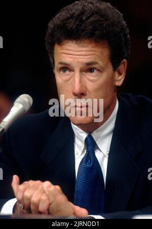 Le procureur général du Mississippi, Mike Moore, et le négociateur en chef dans le cadre du règlement de $246 milliards de dollars de l’industrie du tabac, témoigne de l’audience judiciaire du Sénat à Capitol Hill, 26 juin 1997, à Washington, D.C., qui a une valeur de $246 milliards de dollars pour les États, dont $4,1 milliards pour le Mississippi. Banque D'Images