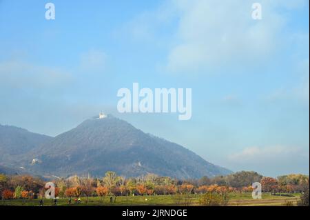 Les gens font du vélo près de Leopoldsberg à Vienne en automne Banque D'Images