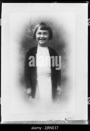 Copie d'un portrait d'une fille, inscrit MRS Ryan1/2 doz PC 4 B+W 1 en couleurs, vers 1920, Wellington, par Berry & Co Banque D'Images