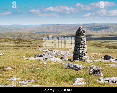 Vue sur Birkdale Tarn depuis Millstones, parc national de Yorkshire Dales Banque D'Images